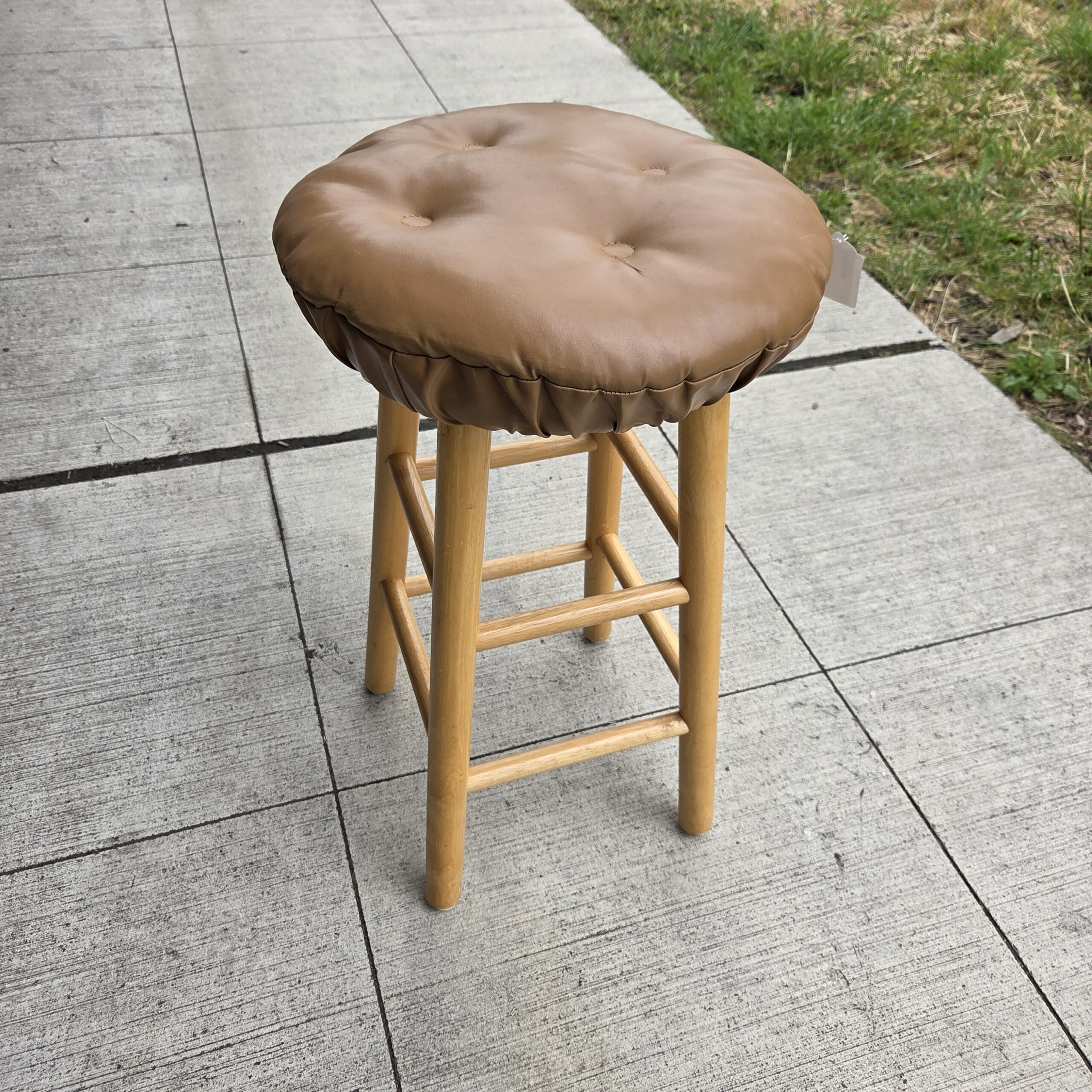 blonde wood swivel counter stool w/cushion