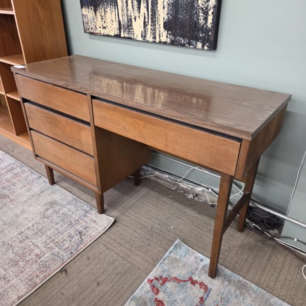 stanley mc desk w/chair