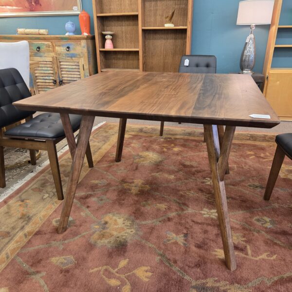 walnut mc square dining table