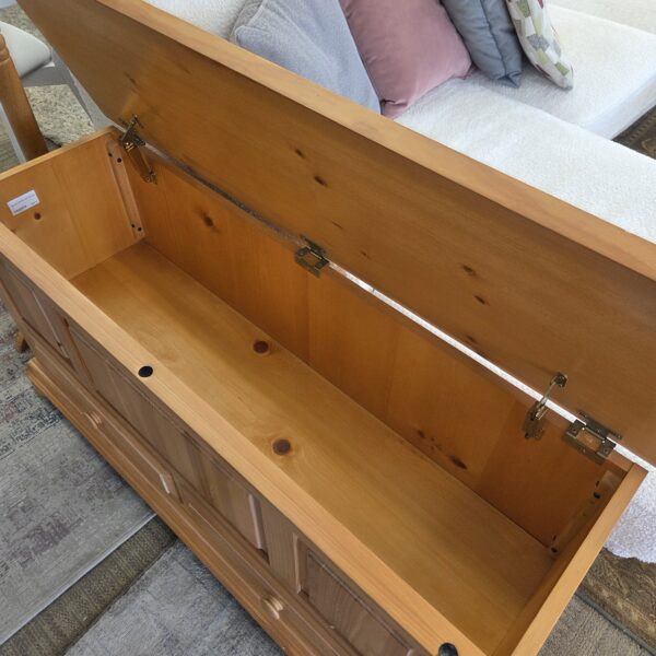 broyhill blonde wood blanket chest