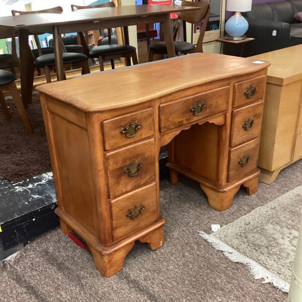 traditional kneehole desk