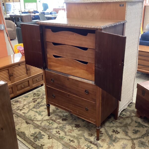 traditional dressing cabinet