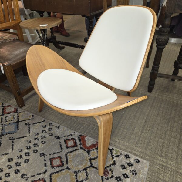wegner style shell chair